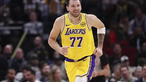 詹皇力挺东契奇：湖人新秀首秀惊艳亮相